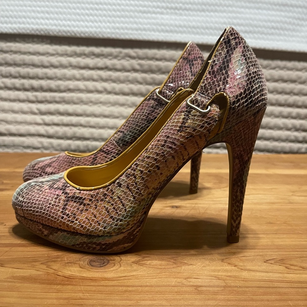 Snake skin print high heeled shoe